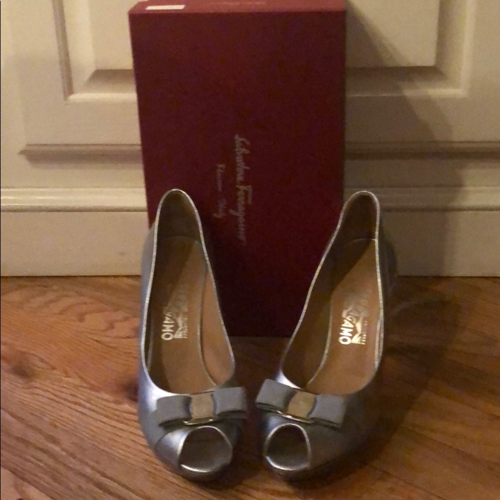 Salvatore ferrafamo silver metallic textured pumps